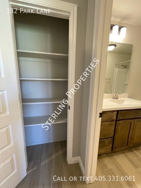 Building Photo - 382 Park Ln