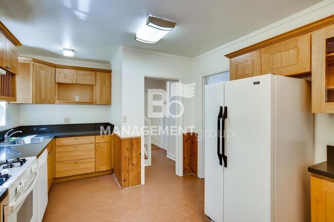 Building Photo - LOCATION, LOCATION, LOCATION! Spacious S Portland Home Walking Distance to PSU and Downtown! MUST...