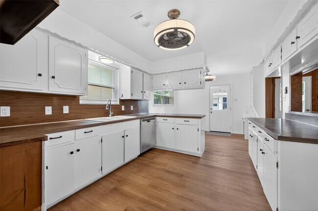 Building Photo - 8210 Edgemoor Dr