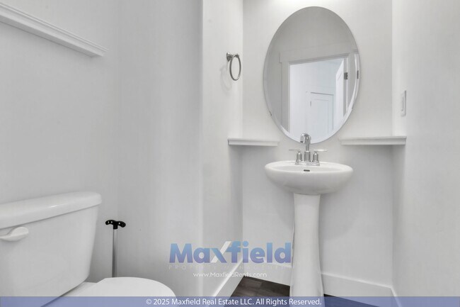 Building Photo - Spacious 5-Bedroom End-Unit Townhome with ...