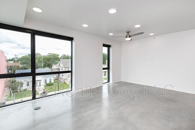 Building Photo - 315 5th St