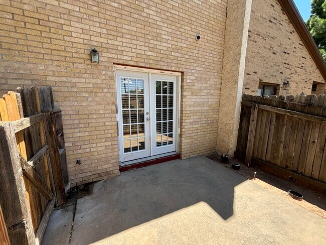 Building Photo - 2 bed 2 bath townhome