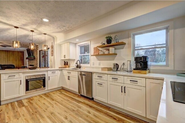 Building Photo - 457 Castleaire Dr SW