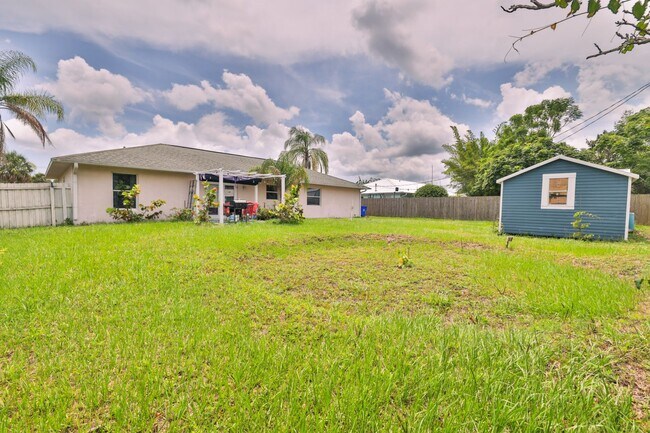 Building Photo - Furnished, Beautifully decorated 3 bedroom...
