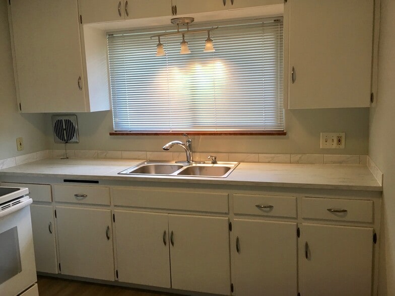 kitchen - 1822 Jackson Ave