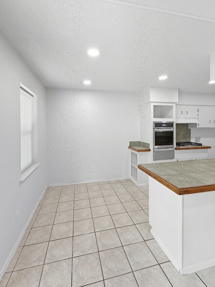 Building Photo - 2120 Vickie Dr