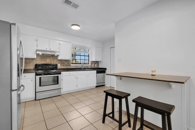 Building Photo - 890 Richardson Rd