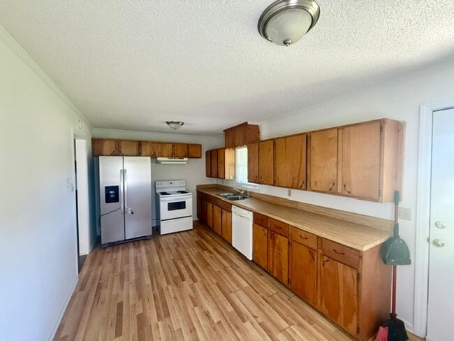 Building Photo - Three bedroom, 1 bath brick ranch in Liberty