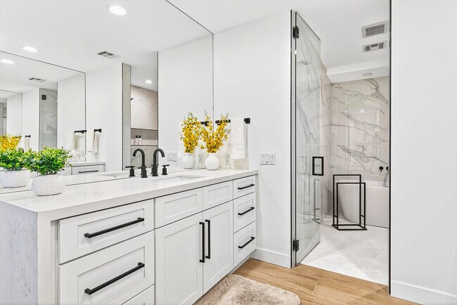 Building Photo - 352 Forest Hills Dr