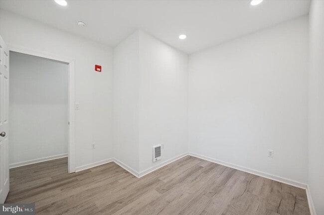 Building Photo - 4926 W Thompson St