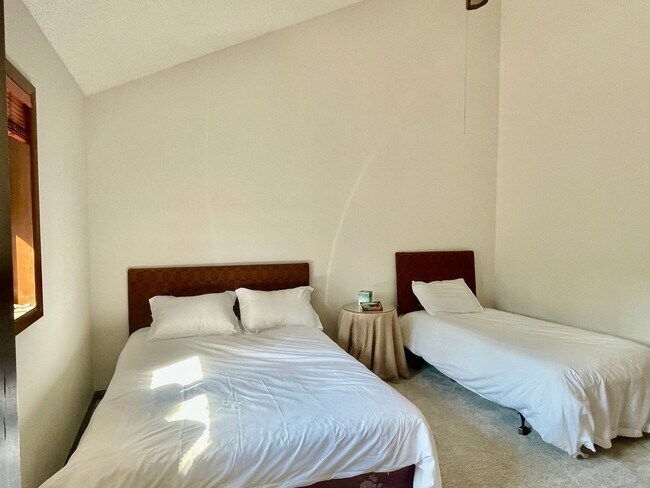 Building Photo - 3 Bedroom Townhome in Durango