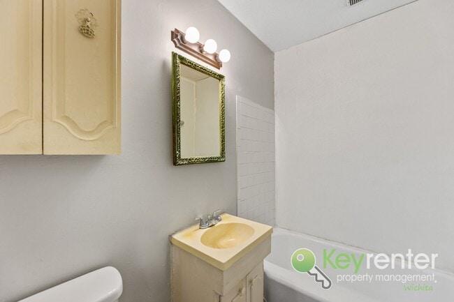 Building Photo - 2 weeks FREE RENT! Cute 3 bedroom house near shopping, restaurants, and WSU