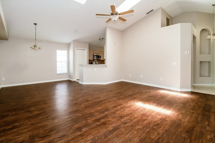 Building Photo - 996 Maple Ct