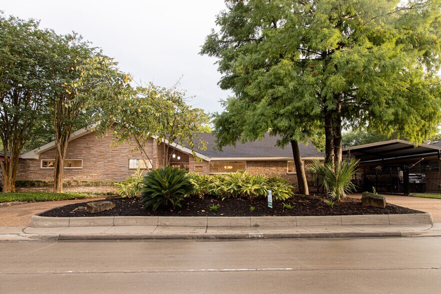 Front of home with large, mature trees - 3619 Braeswood S Blvd