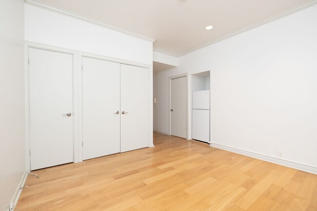 Building Photo - Updated Downtown Studio with A/C in the He...