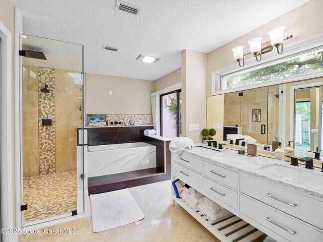 Building Photo - 165 Crispin St