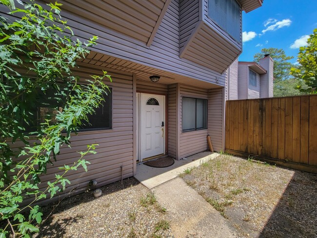 Building Photo - Quite neighborhood town home with gate, ne...