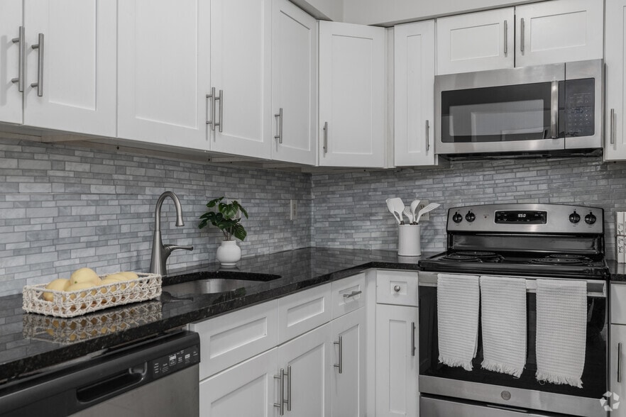 3BR, 1.5BA - 995SF - Kitchen - Oak Knoll