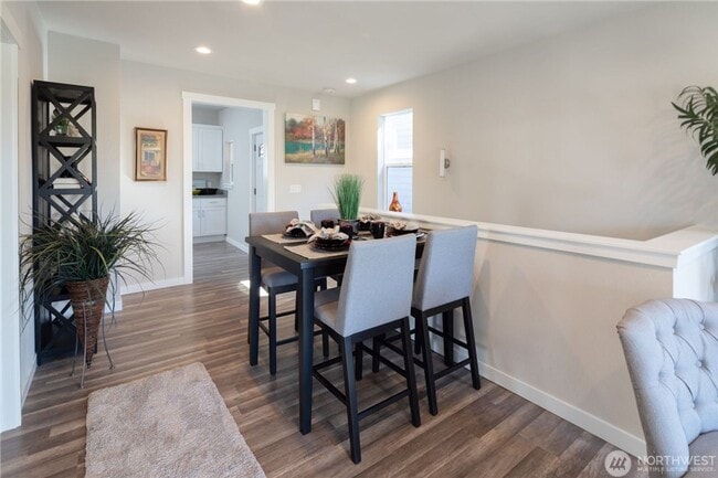 Building Photo - Roomy Updated Columbia City Home for Lease