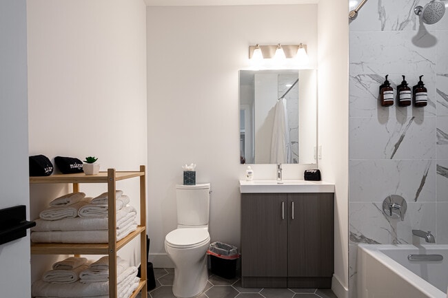 Building Photo - 117 W 2nd St