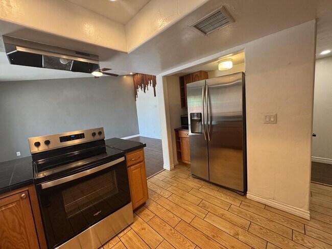 Building Photo - 1016 E Cottonwood Dr