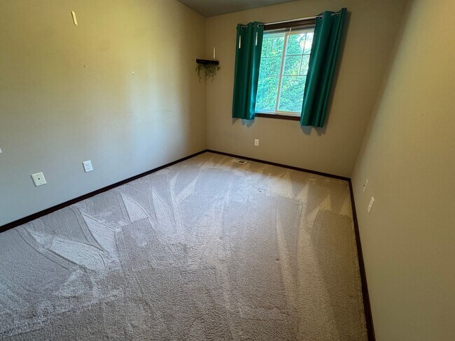 Building Photo - 3 Bed, 2.5 Bath PLUS Bonus Room