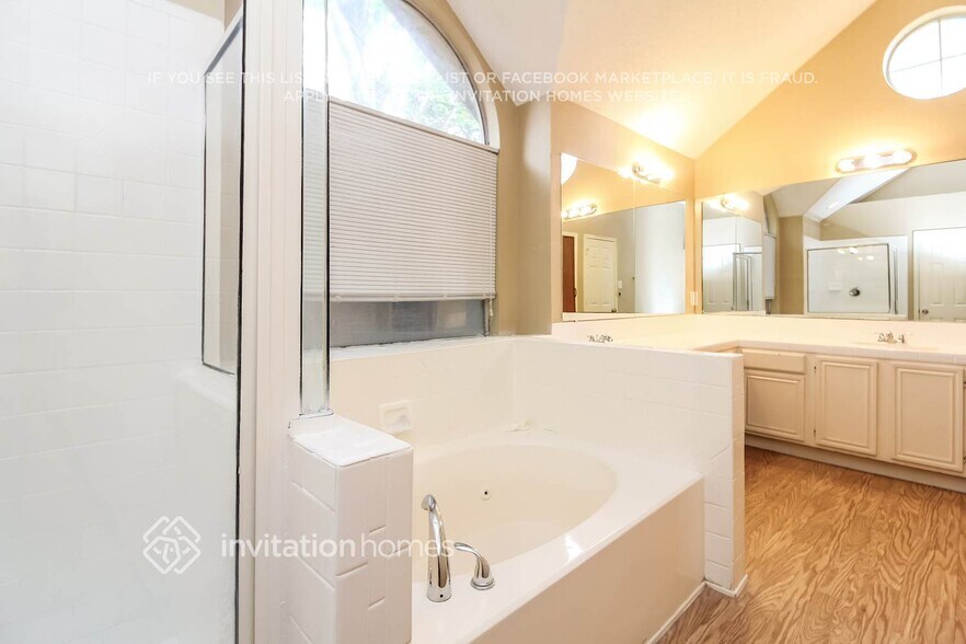 Building Photo - 12418 Summer Hill Dr