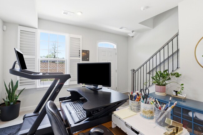 Building Photo - 4915 Crest View Dr