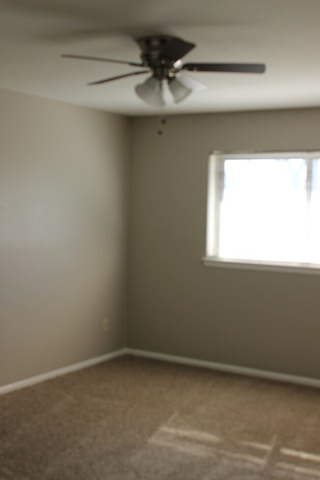 Building Photo - Ready to Move in... Do not miss this house...