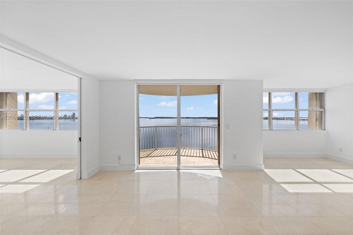 Building Photo - 1420 Brickell Bay Dr