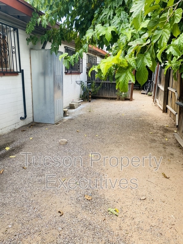 Building Photo - 4225 E Lee St