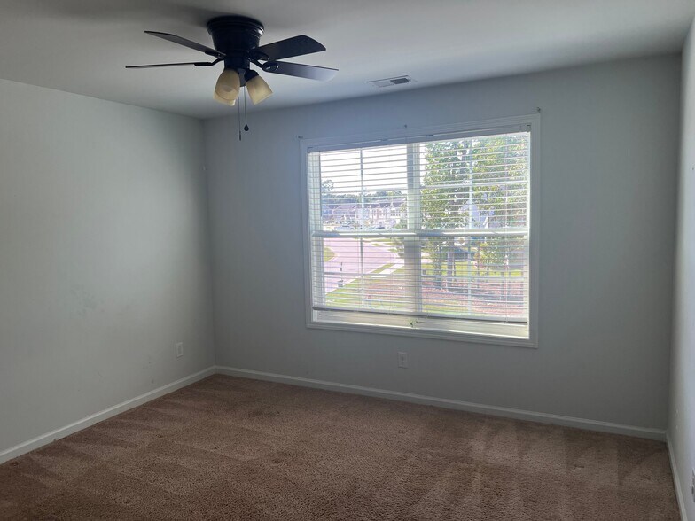 Building Photo - 214 Great Bend Dr