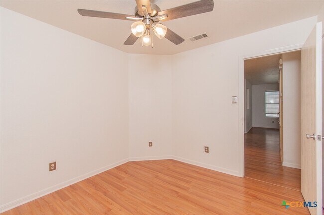 Building Photo - 2907 Lantana Dr