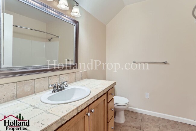 Building Photo - Cute ground floor Condo in Beaverton
