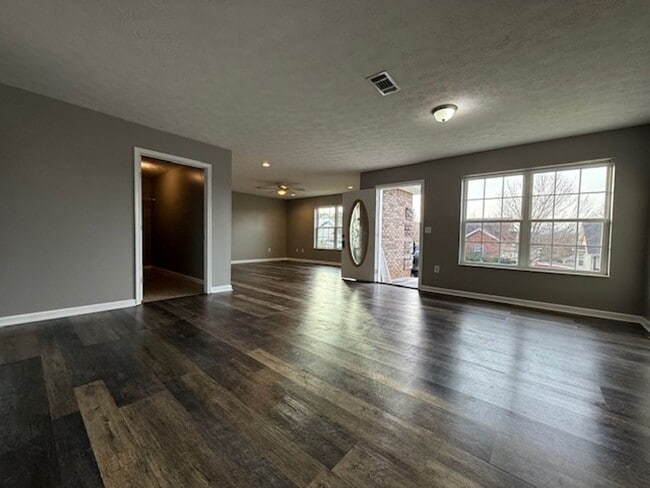 Building Photo - Move In Ready!!