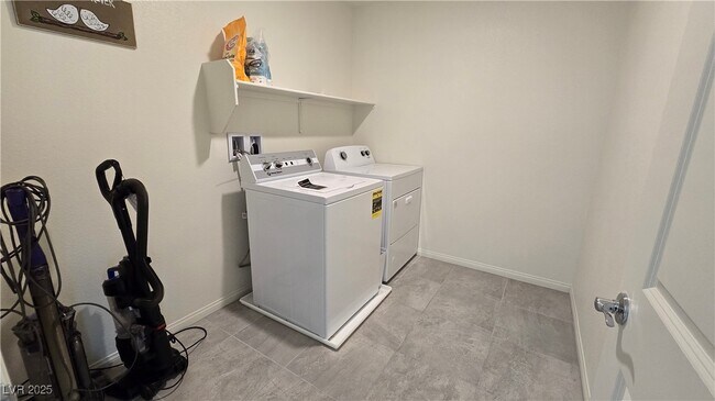 Building Photo - 10971 Meridian Flds Ave