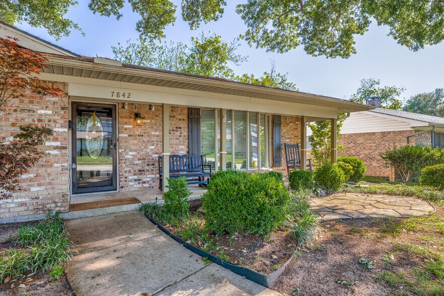 Building Photo - 7842 El Pensador Dr
