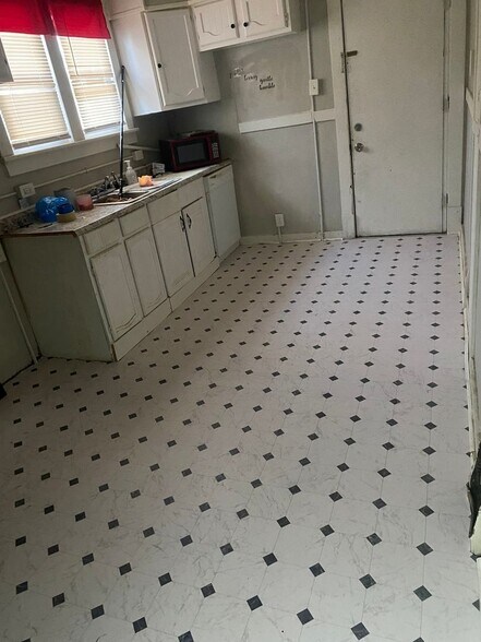 Building Photo - 5931 Emma Ave