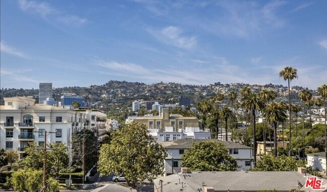Building Photo - 137 N Doheny Dr