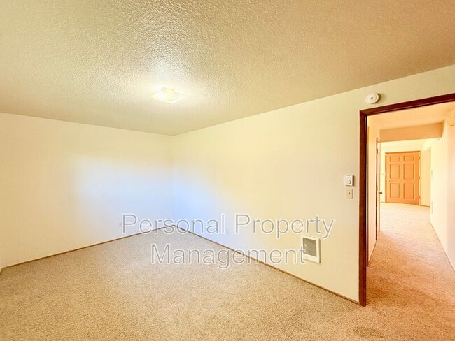 Building Photo - 702 Garrison Terrace