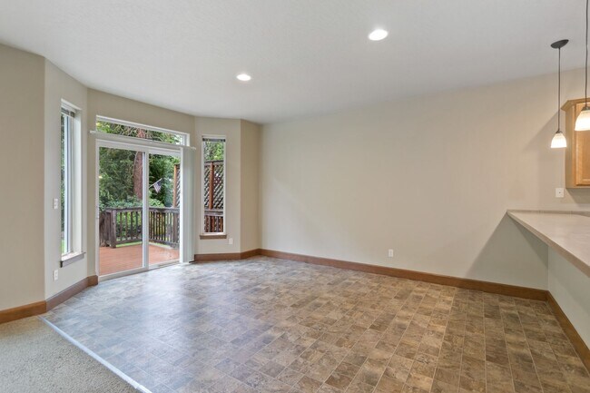 Building Photo - 10015/10017 N Whitworth Dr