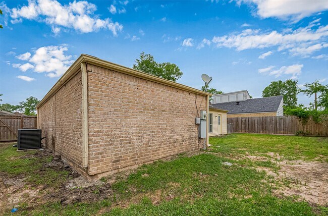 Building Photo - 13731 Greenway Dr