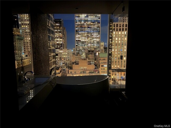 Building Photo - 20 W 53rd St