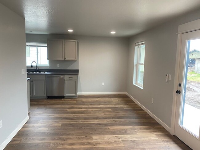 Building Photo - Charming Newly Remodeled 2 Bedroom 1 Bath ...