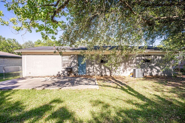 Building Photo - 5612 Rose Dr