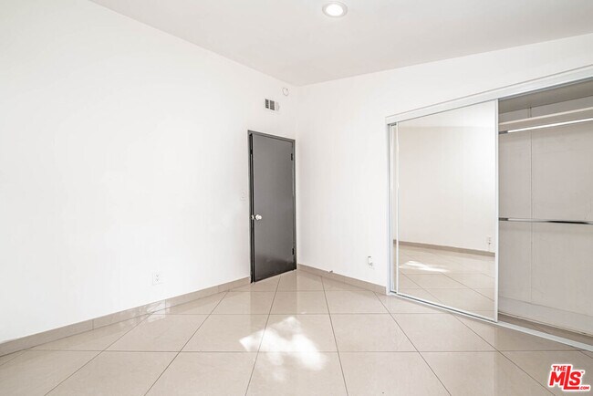 Building Photo - 20746 Clarendon St