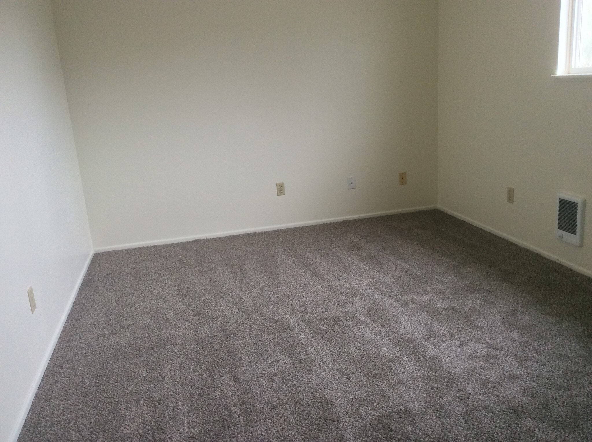 Bed 1 - 1045 S Jasper St