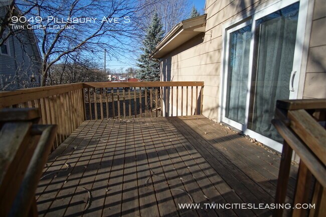 Building Photo - 3 Bedrooms Top Level w/ Full Bath - 2 Car ...