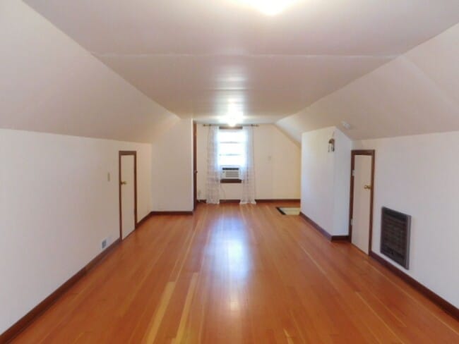 Building Photo - 3Bd/1Ba Two Story House w/ Basement - Avai...