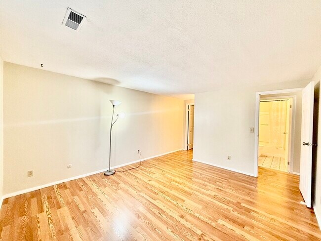 Building Photo - 160 Elm St